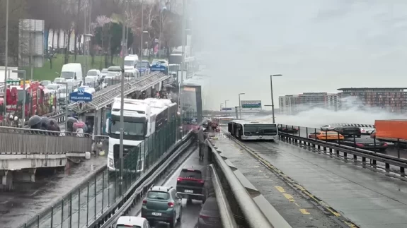İstanbul'da korkutan yangın! Metrobüs alev alev yandı!