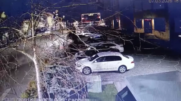 Bingöl’de kontrolden çıkan otomobil otoparka girip araçlara çarptı: O anlar kameralarda