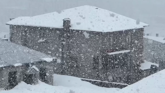 Yüksekova'ya kış geri geldi: Kar kalınlığı 20 santimi aştı