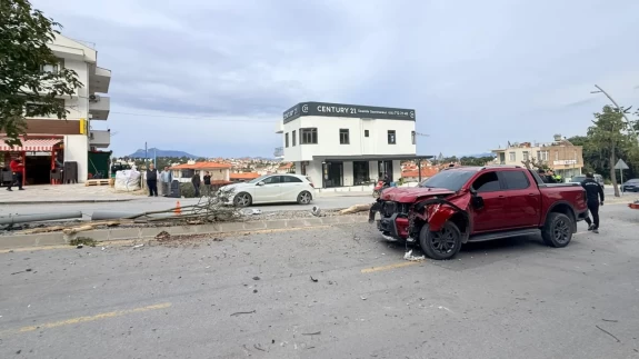 Datça’da trafik kazası: Kontrolden çıkan otomobil ağaçları ve direği kökünden söktü!
