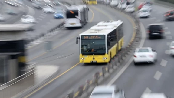 İstanbul'da metrobüs kaosu! Araçlara binemeyen vatandaşlar yolu kapattı, seferler durdu