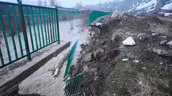 Yüksekova’da istinat duvarı çöktü
