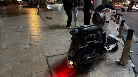 Genç kıza çarpmamak isterken bariyerlere daldı, parçalar yayalara isabet etti!