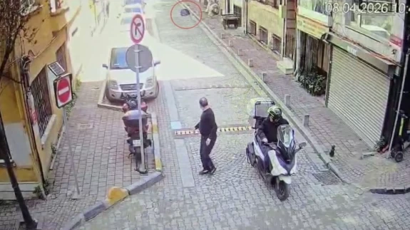 Kendini ateşe verip balkondan düştü, o anlar kamerada