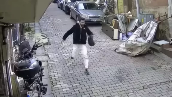 Kağıthane’de 'örümcek' hırsız kamerada: 3'üncü kata tırmanıp altınları böyle çaldı!