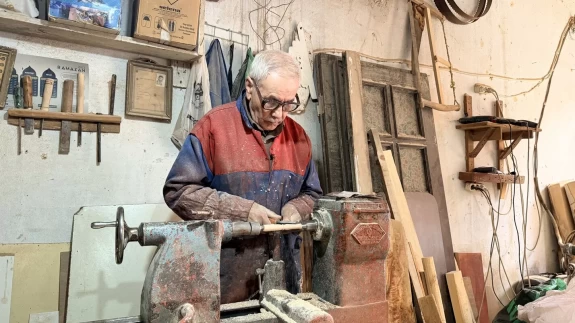 74 yaşındaki usta, ahşap beşik ile geçmişi ve geleceği buluşturuyor