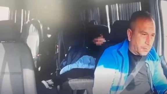 Arnavutköy'de kamyonetle çarpışan okul servisinde öğrenci koltuktan böyle fırladı