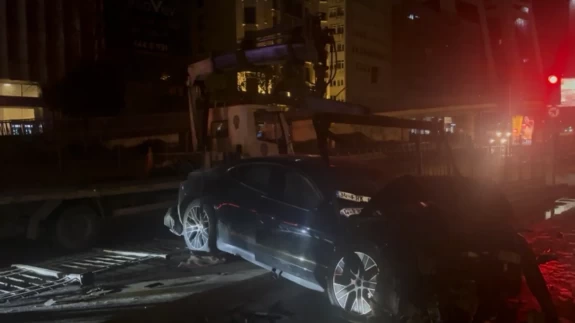 Lüks otomobil korkuluklarda askıda kaldı