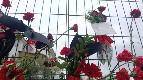 Yakınları katliamın yaşandığı okul kapısında gözyaşlarıyla dua etti