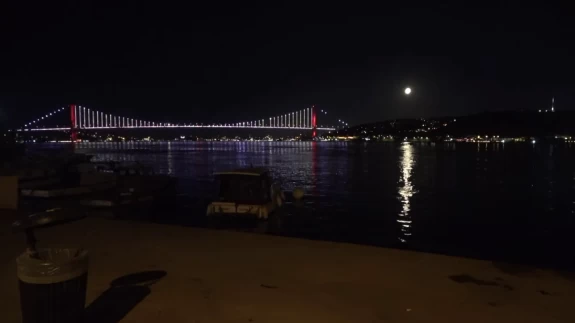 İstanbul'da büyüleyen gece! Dolunay ve yakamoz Boğaz’ı aydınlattı
