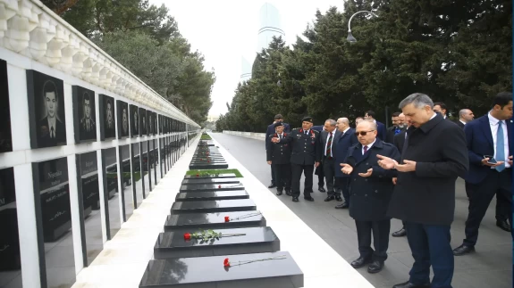 Bakan Çiftçi Bakü’de anıt mezarları ziyaret etti