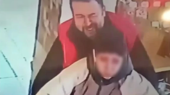 Nefes borusuna yiyecek kaçan öğrenciyi Esnaf böyle kurtardı