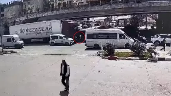 Antalya'da korkunç kaza: Mendil satan kadın tırın altında kaldı!