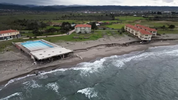 Deniz karayı yuttu: Karasu’da villalar birer birer dalgalara teslim oldu!