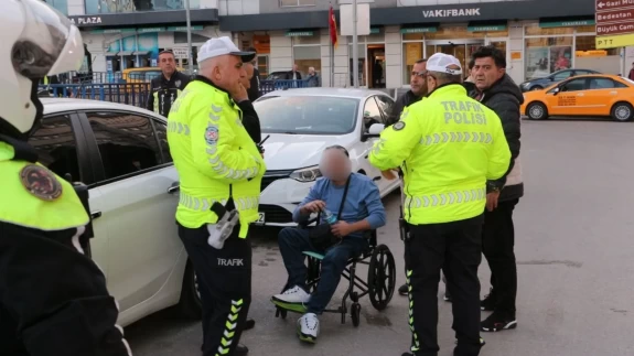 Samsun’da korsan taksi denetiminde film gibi anlar! Engelli sürücü aracı vermemek için polisi saatlerce uğraştırdı!