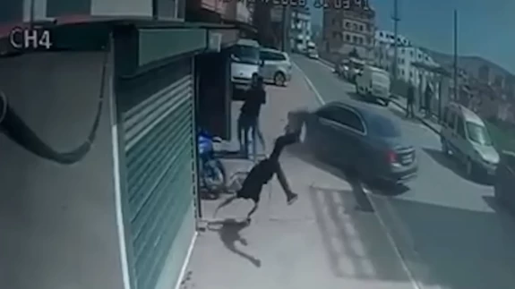 Gebze’de dehşet anları: Çocuğunu tehdit ettiği iddiasıyla motosikletliyi araçla biçti!