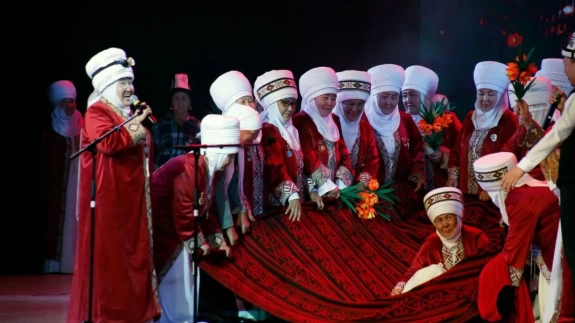 Kırgızistan’da sahneye çıkan 500 nene dünyayı hayran bıraktı!