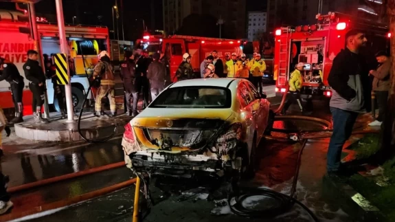 Beşiktaş’ta bir oto galeride çıkan yangın 15 araca sıçradı