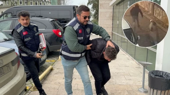 'Bakar mısın" dedi, zinciri kopardı