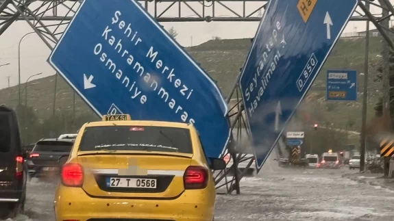 Kıyamet filmi değil burası Gaziantep! Hortum bir adamı fırlattı