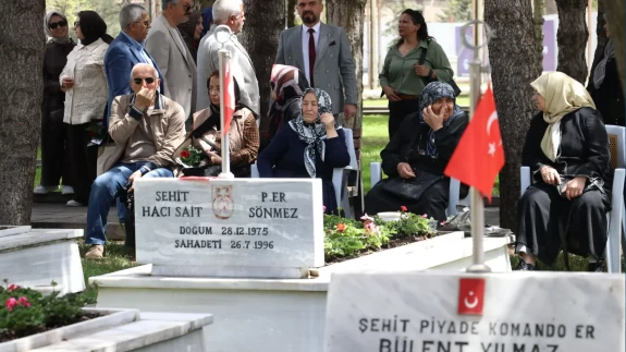 Anneler Günü’nde yürek burkan buluşma: Şehit anneleri, evlatlarının mezarında dua etti