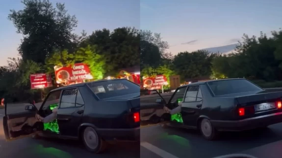 Trafikte 'pes' dedirten anlar! Ayağıyla kapıyı açarak araç sürdü