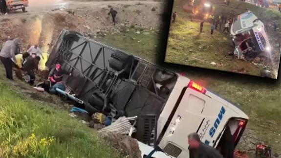 Malatya'da otobüs devrildi! Çok sayıda yaralı var...