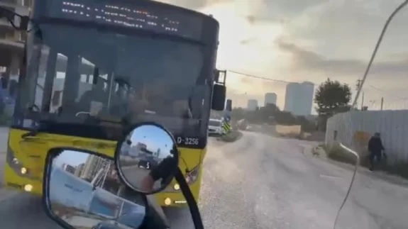 Motosikletli İETT otobüsüyle çarpışmaktan kıl payı kurtuldu