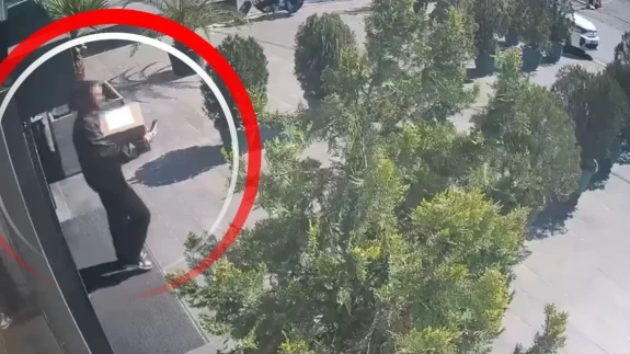 Maltepe’de 'elektronik cihaz' beklerken narkotik polisiyle karşılaştılar! Yurt dışından gelen koliyi açan ekipler şoke oldu