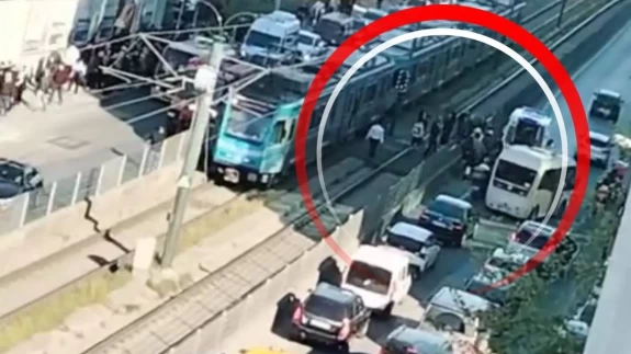 Gaziosmanpaşa’da dehşet anları! Tramvay yoluna giren motosikletli altında kaldı