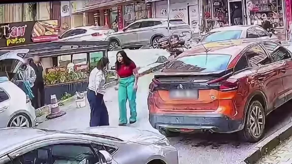 Kadın fenomen hemcinsine kafa attı bedeli ağır oldu