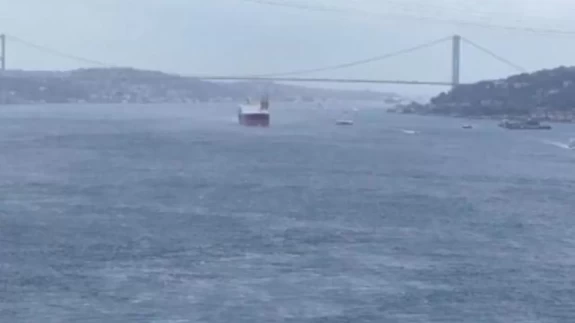 Gemi arıza yaptı, çift yönlü trafik durduruldu