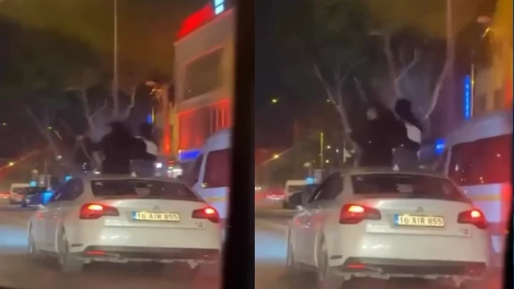 Otomobilin tavanına oturup yolculuk yaptılar!