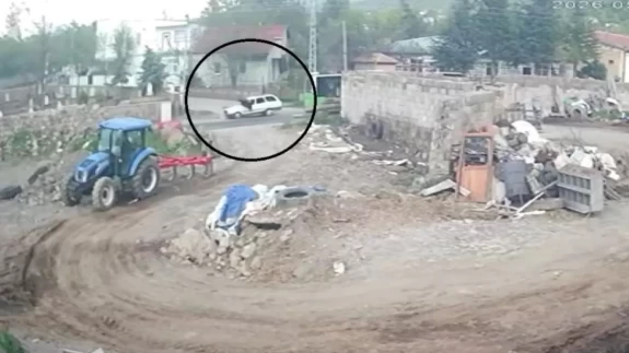 Otobüsten inip karşıya geçmek isteyen gence otomobil böyle çarptı!