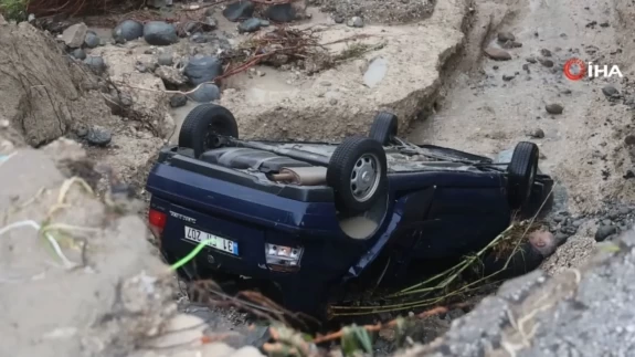 Yol çöktü, otomobil enkazda kaldı: 1 ölü