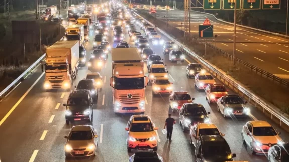 Dönüş yolunda 'bayram' yoğunluğu: Ana arterlerde trafik kilitlendi!