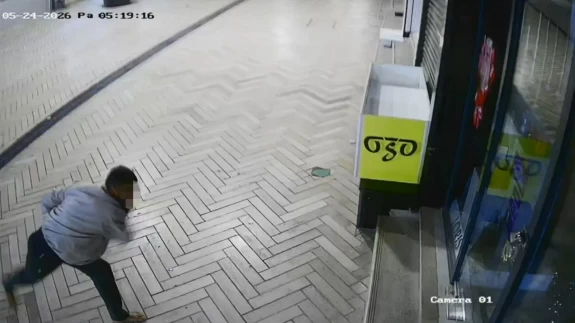 Dükkanların camlarını taşlayıp 'Polisi arayın beni yakalasın' dedi!