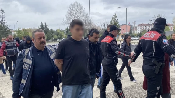 Silahlı saldırı şüphelileri adliyeye getirilirken aileler basın mensuplarına saldırdı