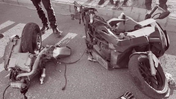 Motosiklet ikiye bölündü, sürücü ağır yaralı!