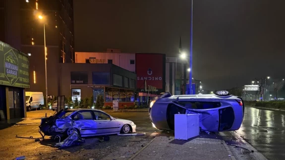 Korkutan kaza! Kontrolden çıkan otomobil park halindeki araca çarpıp yan yattı