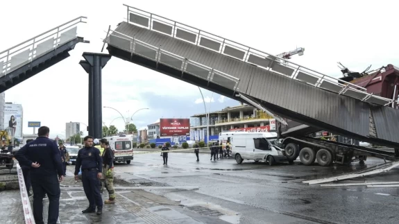 TIR sürücüsünün inanılmaz hatası köprüyü yerle bir etti!