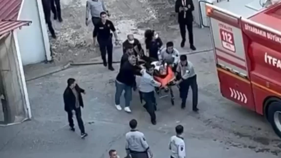 Diyarbakır'da yangın: Binada patlamalar meydana geldi