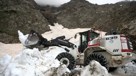 Bitlis’te Mayıs’ta kar şoku: İş makineleri karın altında kaldı!