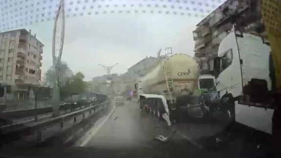 Zincirleme kaza anı kamerada!