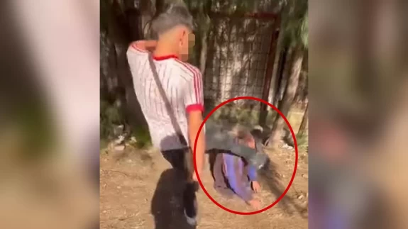 Yaşlı adamla alay edip darp ettiler