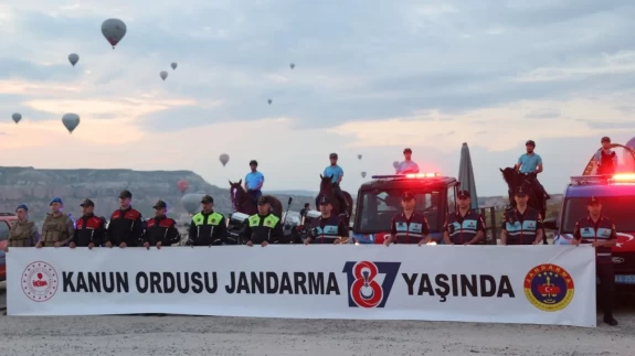 JÖAK paraşüt timinden sıcak hava balonundan muazzam atlayış!