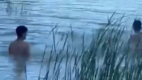 Yasak bölgede yüzen çocuklar kameralara yansıdı