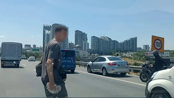 Düşen kuryenin paraları yola saçıldı! Vatandaşlar toplamak için yarıştı