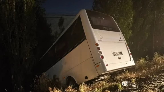 Servis aracı şarampole uçtu! Çok sayıda yaralı var