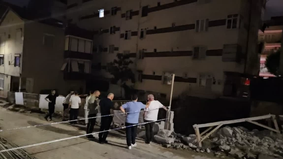 Bahçelievler'de gece yarısı panik: 7 katlı bina çatlama sesleri üzerine tahliye edildi